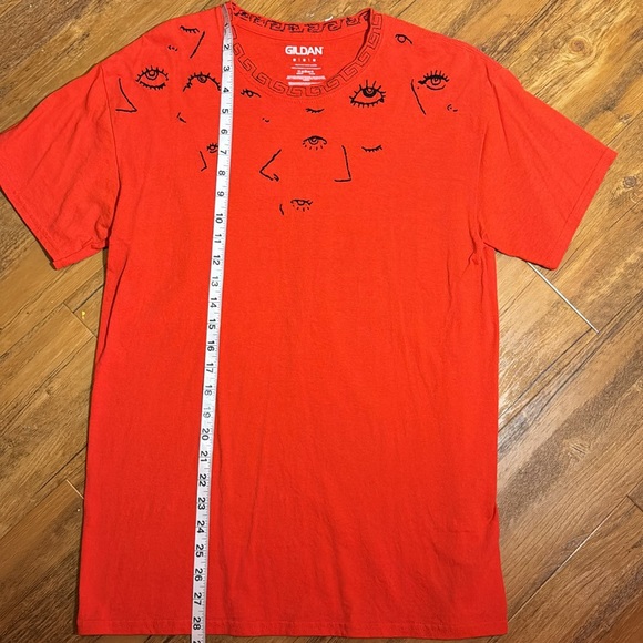 Hand embroidered abstract portrait t shirt - Picture 5 of 7